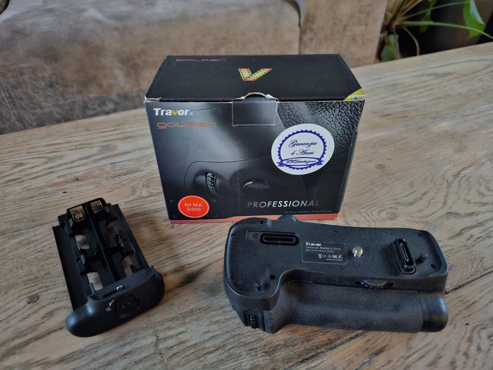 Batterygrip voor Nikon D500 met 2 sledes en doos, Gebruikt, Overige merken, Geschikt voor twee batterijen, Nikon