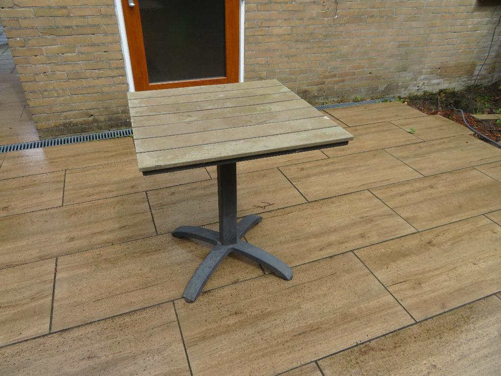 GRATIS: Tuintafeltje 70 x 70 cm, 73 cm hoog, Ophalen, Gebruikt, Vierkant, Metaal