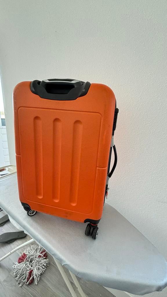 Eén oranje middelgrote trolley, Gebruikt, Hard kunststof, 35 tot 45 cm, Uitschuifbare handgreep