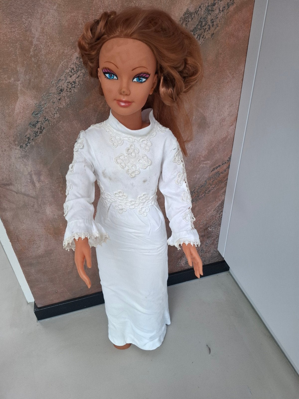 Vintage Jesmar pop 1995 - 105 cm - roodbruin haar witte jurk, Ophalen of Verzenden, Gebruikt, Overige typen
