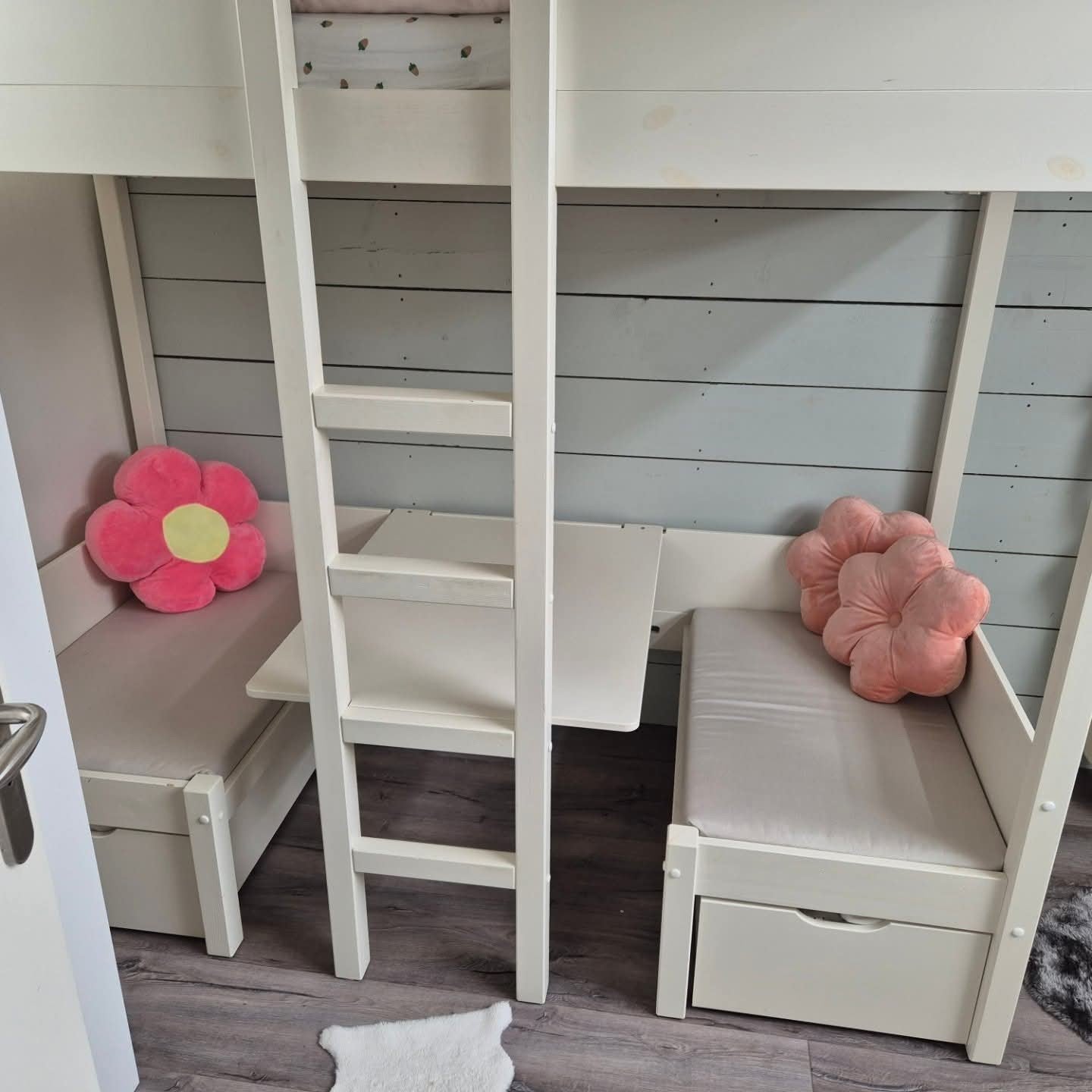 Wit stapelbed met zitgedeelte en roze kussens, incl. matras, Huis en Inrichting, Slaapkamer | Stapelbedden en Hoogslapers, Ophalen