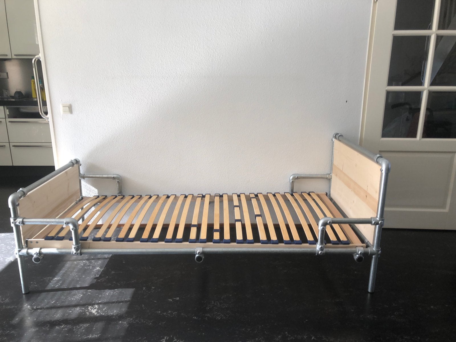 Bed steigerbouw. Met stevige latten bodem, Eenpersoons, Wit, Ophalen of Verzenden, Zo goed als nieuw