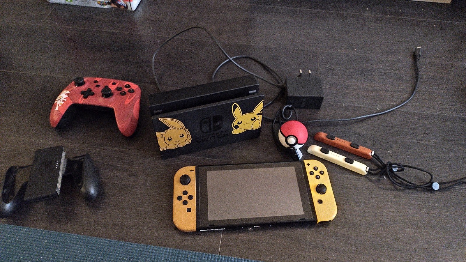 Nintendo Switch Pikachu & Eevee Edition met extra's, Ophalen of Verzenden, Zo goed als nieuw, Met 3 controllers of meer, Switch Original