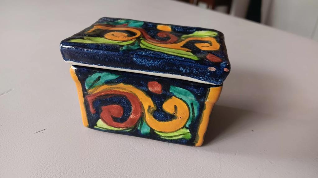 Keramieken bakje met kleurrijke decoratie, Overige materialen, Minder dan 50 cm, Minder dan 50 cm, Ophalen of Verzenden