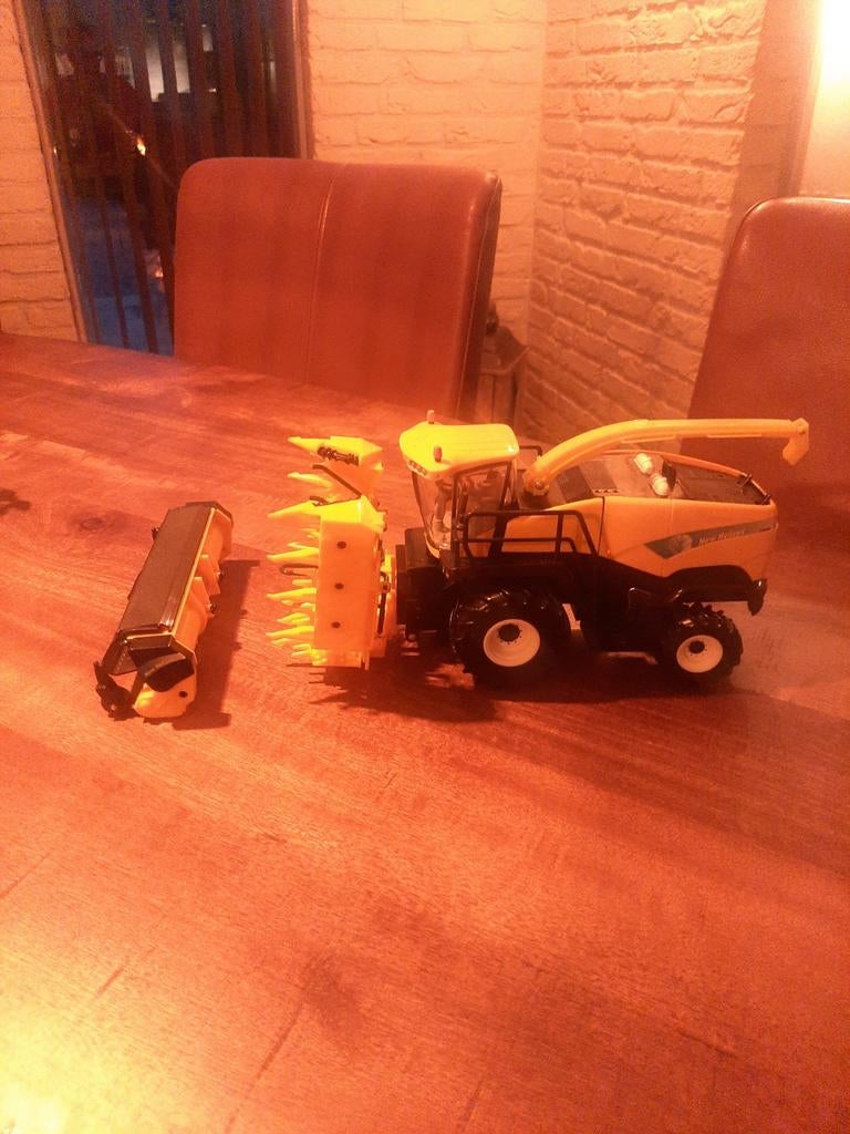 New Holland hakselaar, Hobby en Vrije tijd, Modelauto's | 1:32, Ophalen of Verzenden, Zo goed als nieuw, Tractor of Landbouw, Britains