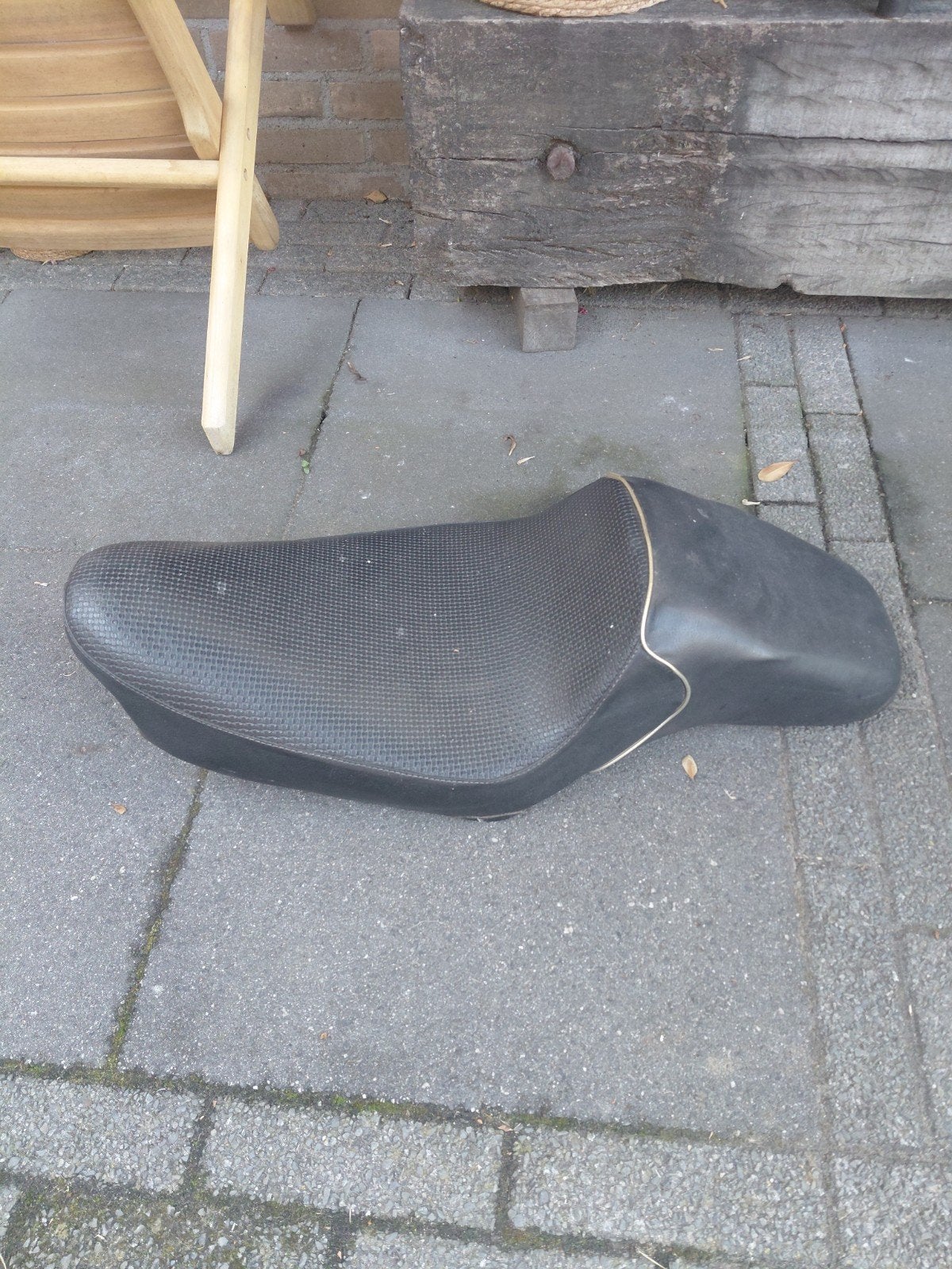 Motorzadel met goudkleurige bies, Ophalen, Gebruikt