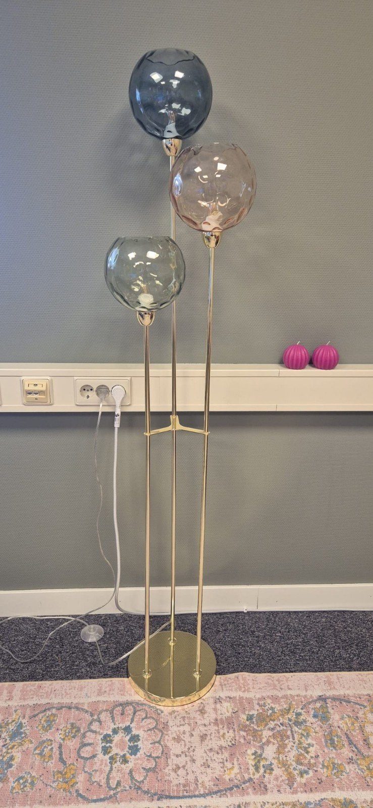 Sfeervolle vloerlamp met gekleurd glas en goud onderstel, Ophalen, Zo goed als nieuw, Glas, 100 tot 150 cm