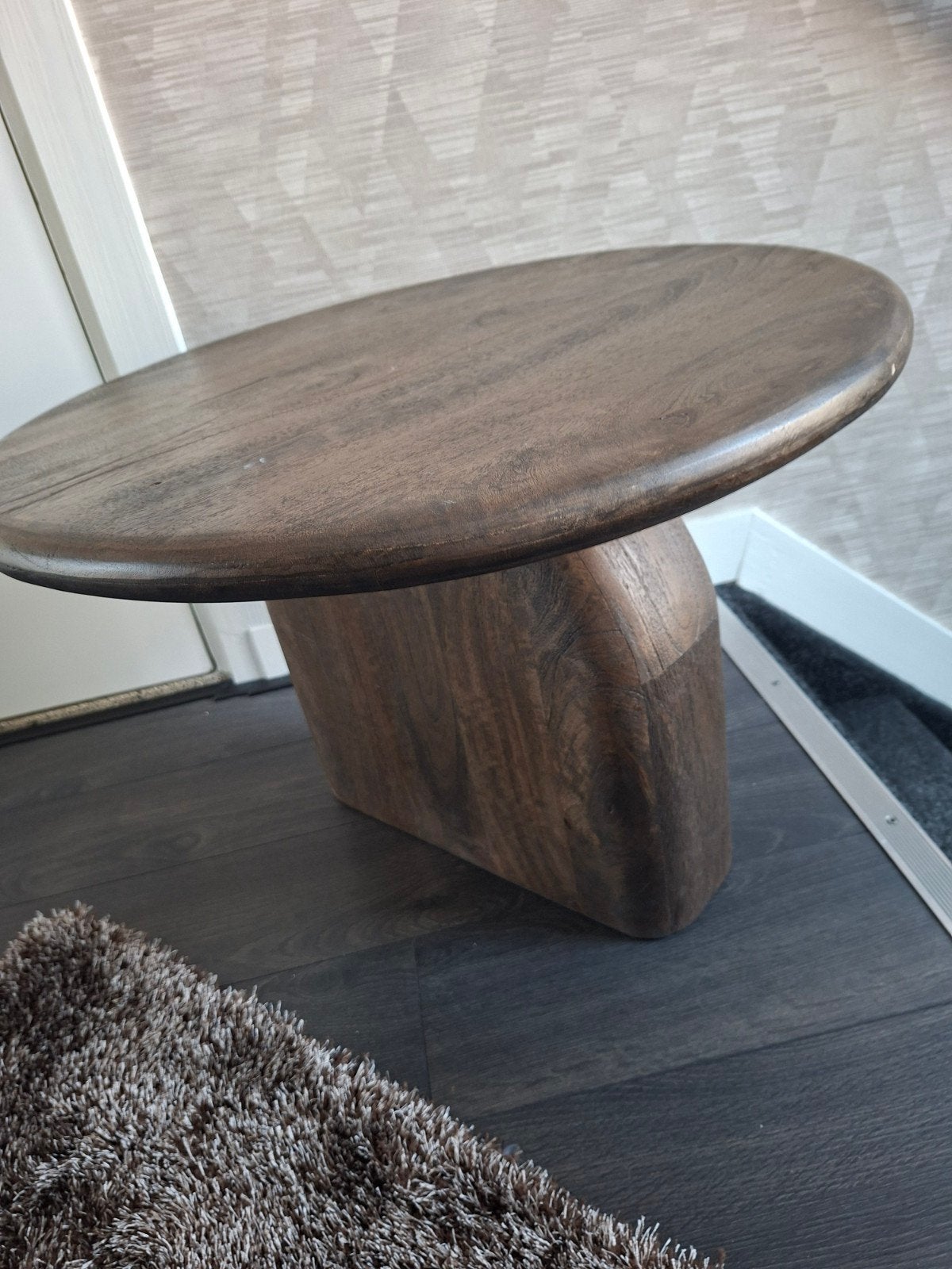 Foto 3 van Donker houten mango bijzet/salontafel - Robuust en stijlvol