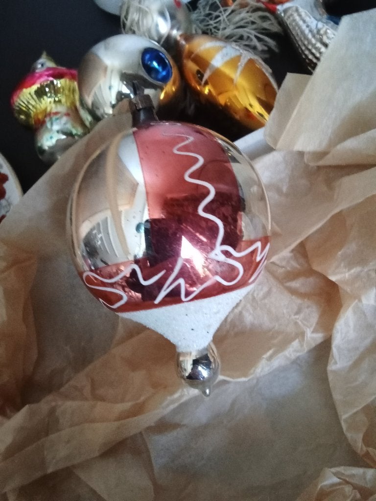 mooie rood zilver en gesuikerde oude glazen kerstbal, Ophalen of Verzenden, Gebruikt