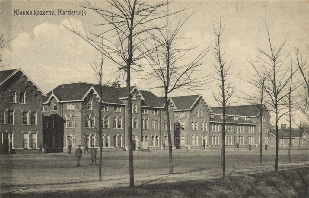 Nieuwe kazerne, Harderwijk - soldaten - ongelopen, Verzenden, 1920 tot 1940, Ongelopen, Gelderland
