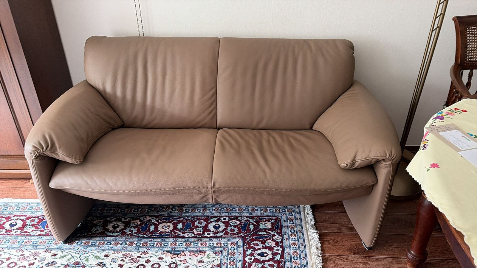 Leolux Bora Bora  bank, taupe leer 2-zits bank( moet weg), Huis en Inrichting, Banken | Bankstellen, Ophalen, Gebruikt, 75 tot 100 cm