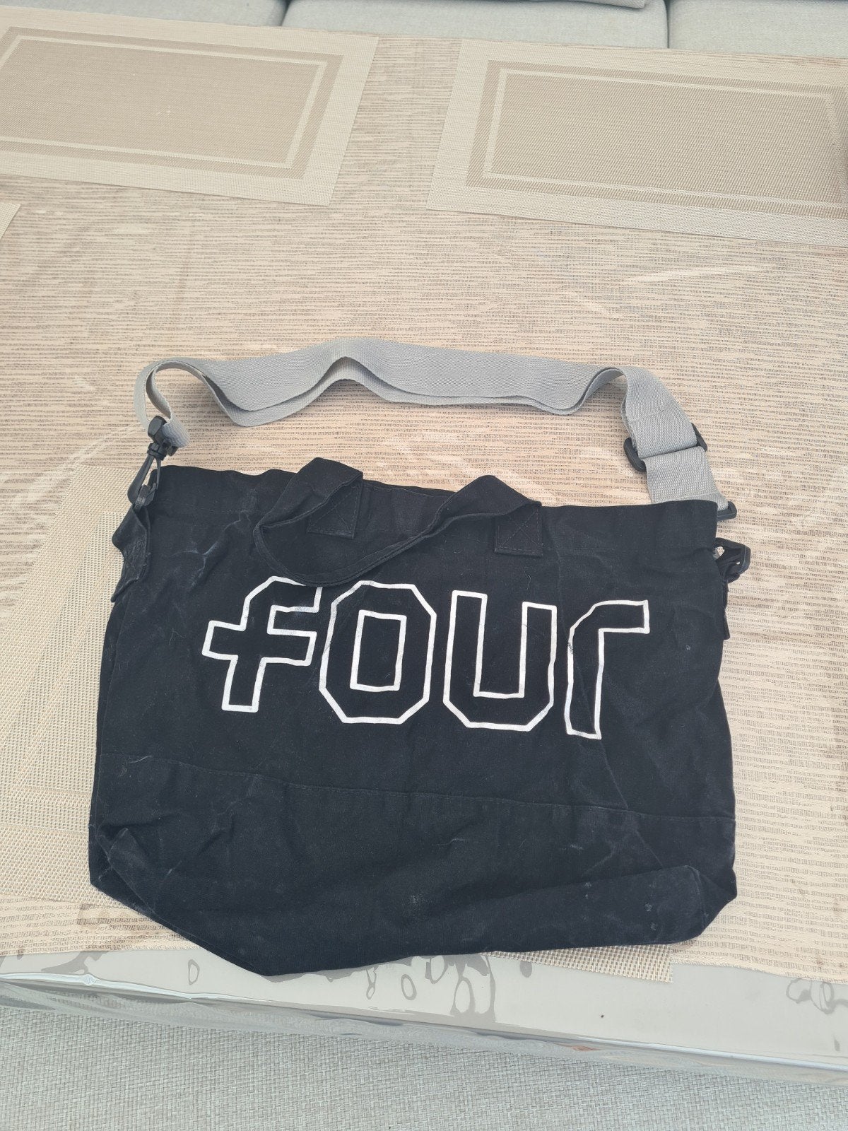 four tas groot ( reactie binnen 24 uur), Ophalen, Zo goed als nieuw, Niet veel gebruikt