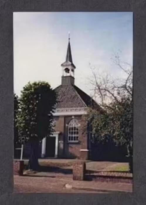 Foto Gieterveen Ned. Herv. Kerk Jaren 80 (2)., Verzamelen, 1980 tot heden, Foto, Ophalen of Verzenden, Zo goed als nieuw