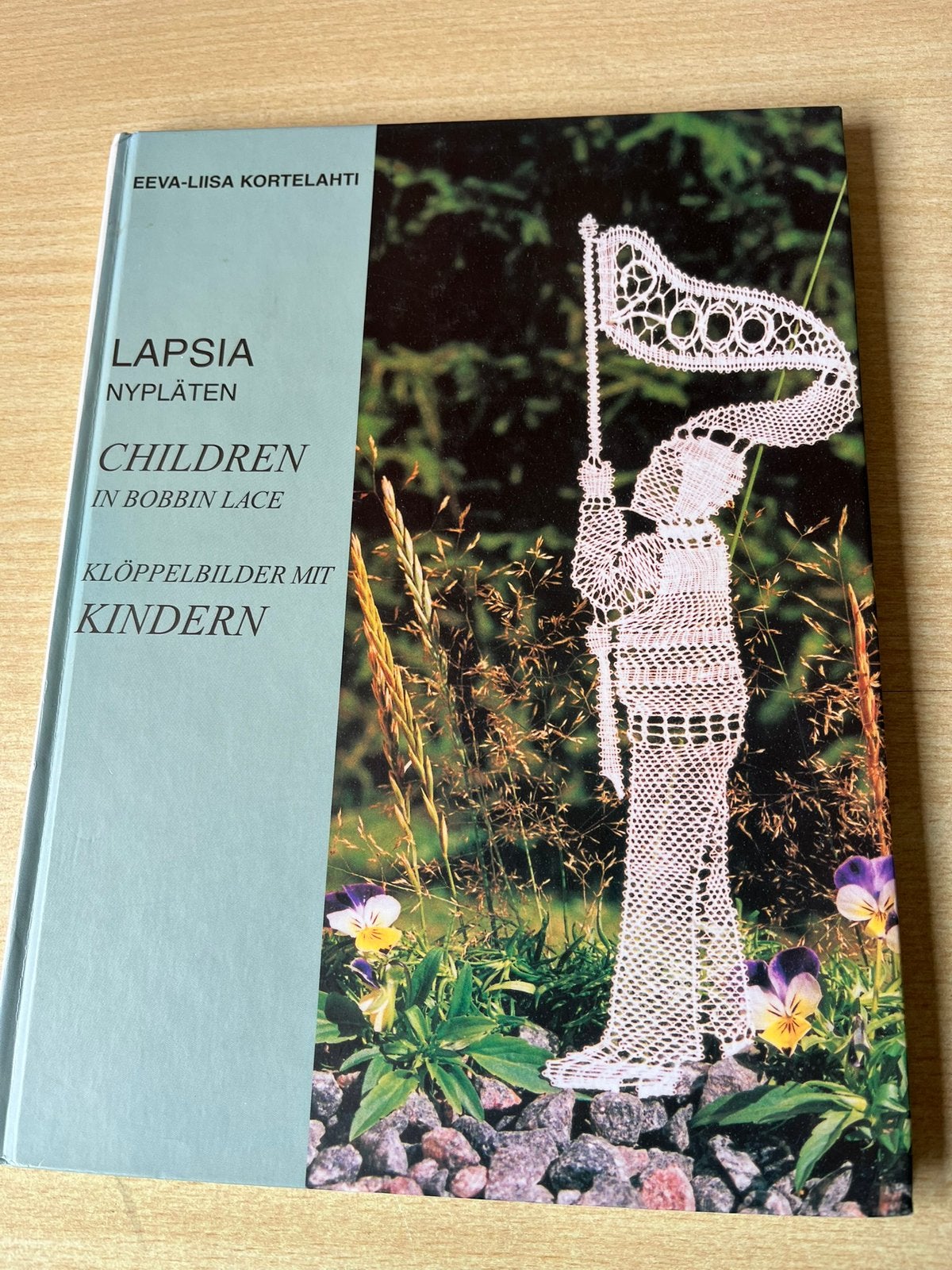 Children in bobbin lace. Eeva-Liisa Kortelahti, Hobby en Vrije tijd, Kantklossen, Ophalen of Verzenden, Zo goed als nieuw