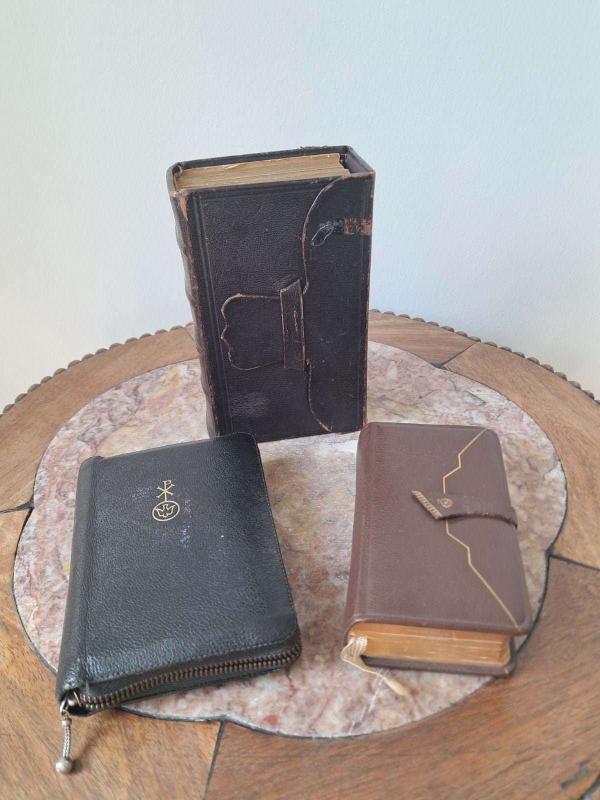 Drie bijbels w.o lederen met goud opsnee 1875, Ophalen of Verzenden