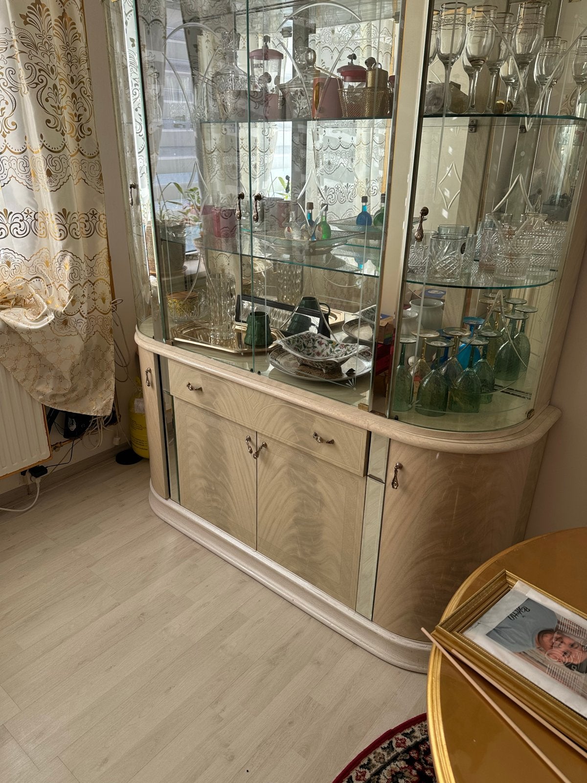 De Luxe Vitrinekast met Glazen Deuren en Lades, Ophalen, Gebruikt, 100 tot 150 cm, Met lade(s)