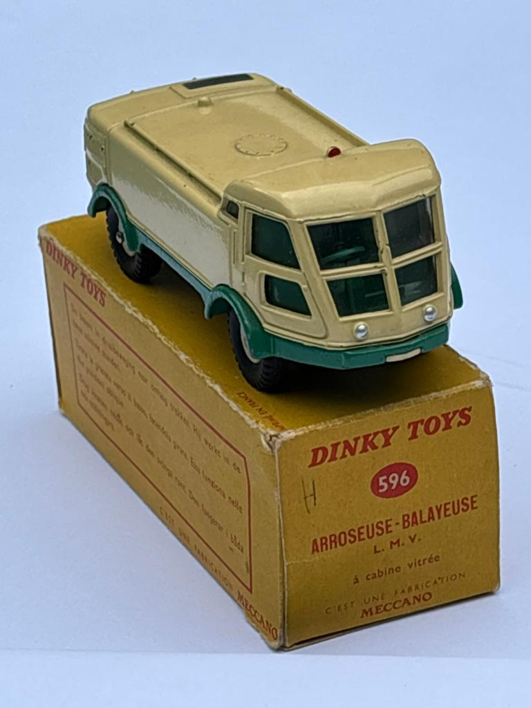 Dinky Toys 596 Arroseuse-Balayeuse L.M.V. met doos, Ophalen of Verzenden, Zo goed als nieuw, Overige typen, Dinky Toys