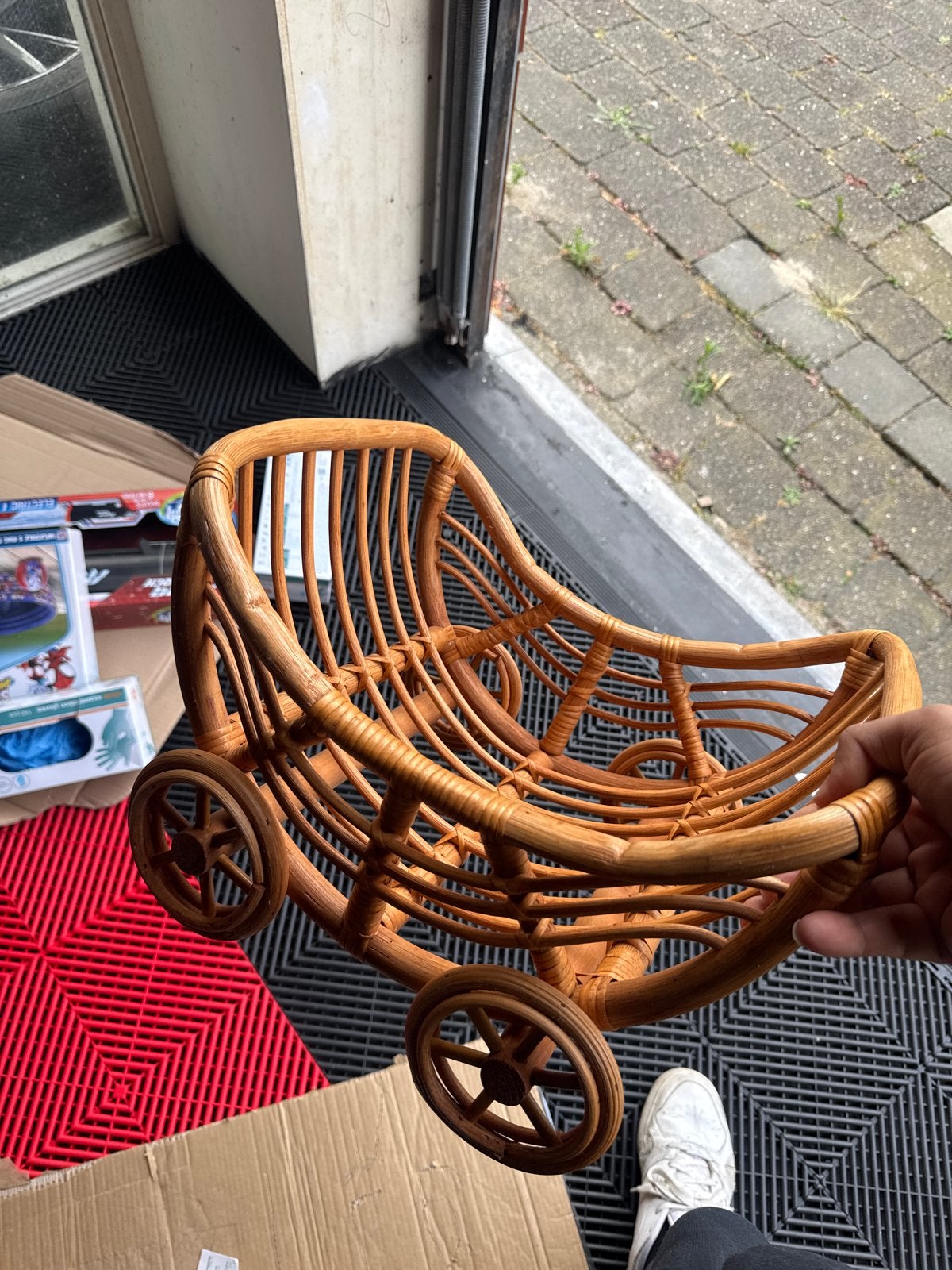 Vintage rotan poppenwagen/plantenbak, Kinderen en Baby's, Ophalen, Gebruikt, Jongen of Meisje