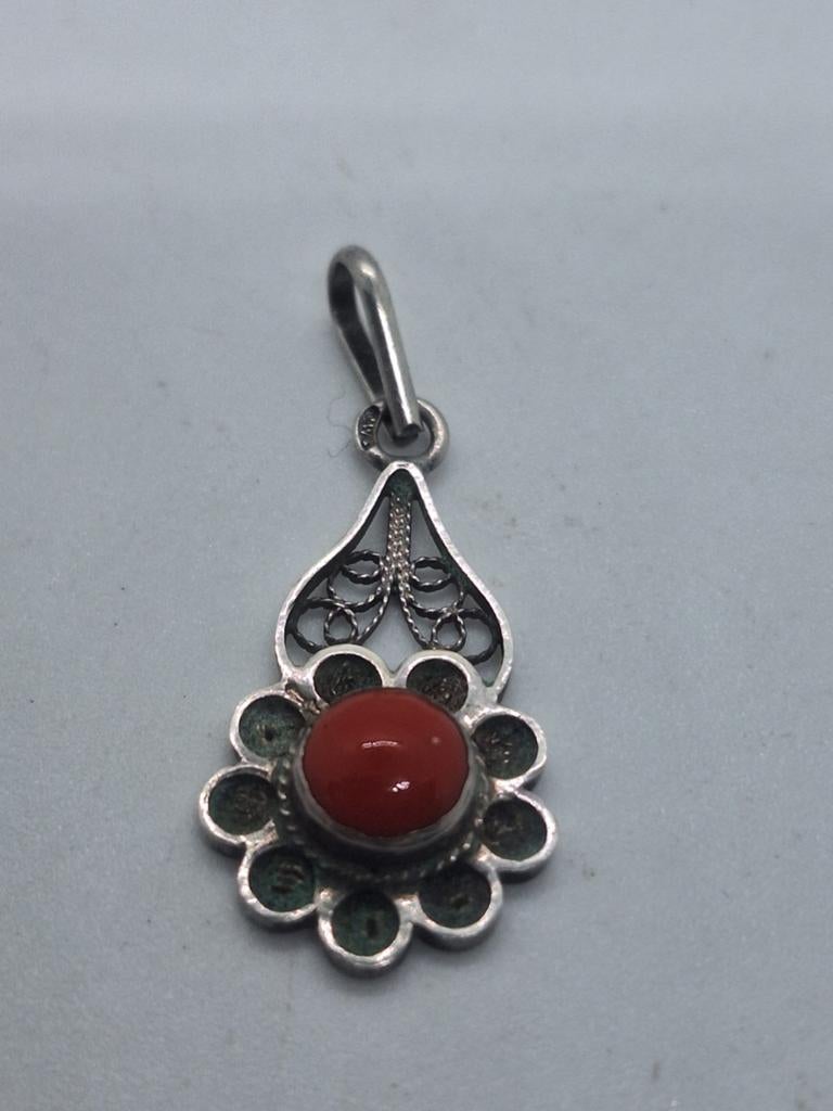Antieke filigrain zilveren hanger met bloedkoraal, 3.6 cm, Antiek en Kunst, Ophalen of Verzenden