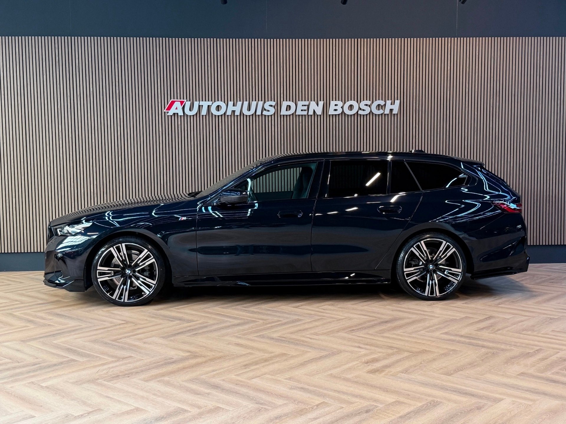 BMW 5-serie Touring 520i M Sport|Pano|Keyles|HeadUp|360|H&K, Automaat, Achterwielaandrijving, Gebruikt, 2000 kg