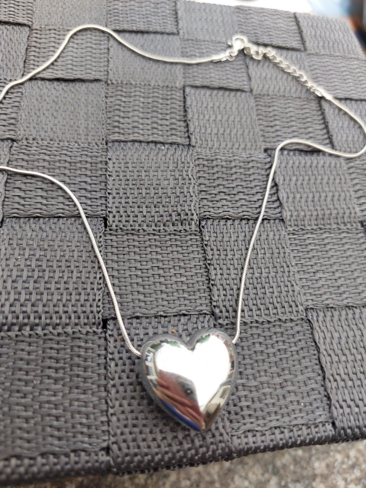 Zilverkleurige ketting met hartvormige hanger, Met hanger, Overige materialen, Ophalen of Verzenden, Zo goed als nieuw