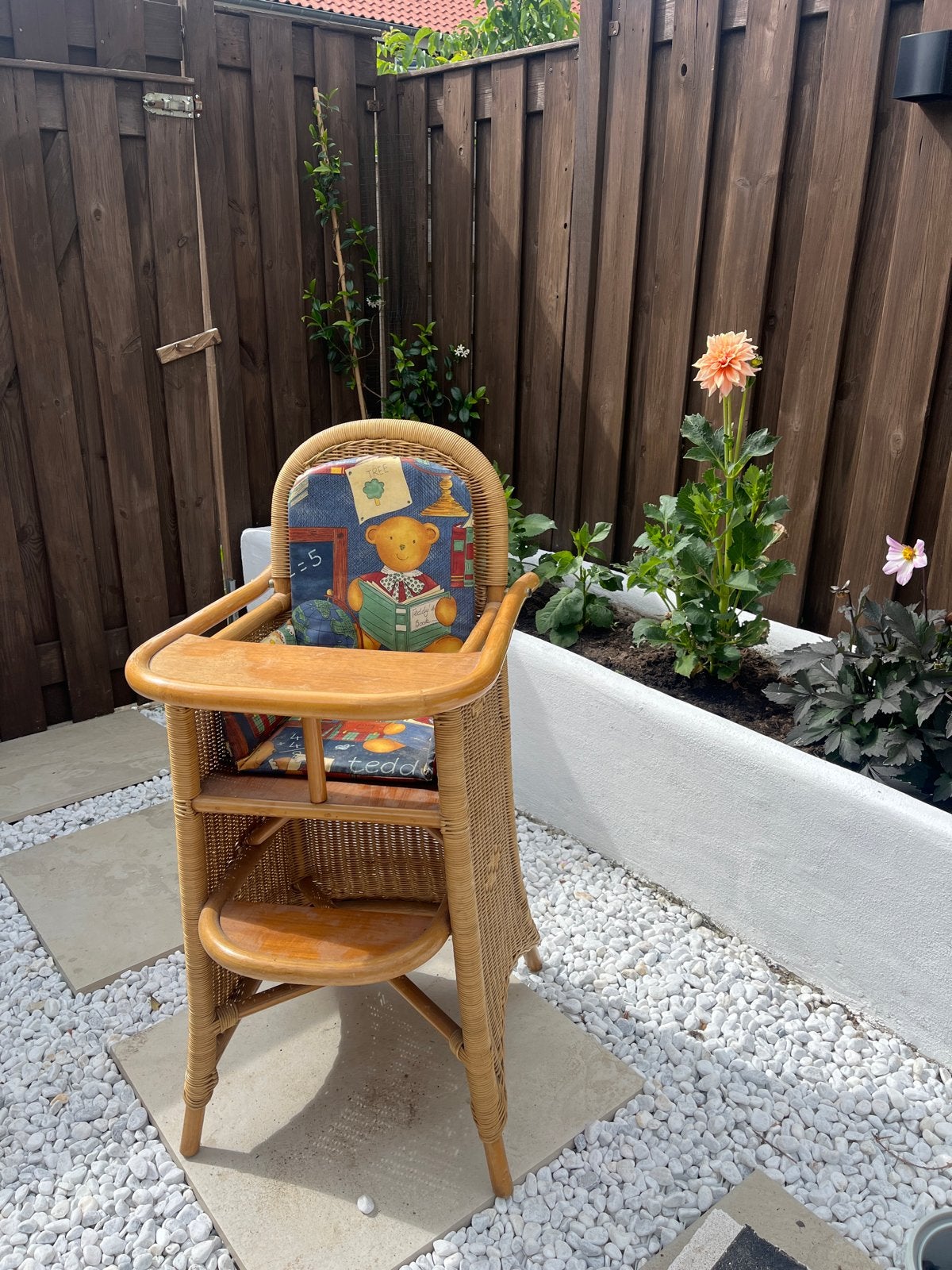 Vintage rotan kinderstoel met eetblad, Kinderen en Baby's, Ophalen, Gebruikt, Overige typen, Afneembaar eetblad