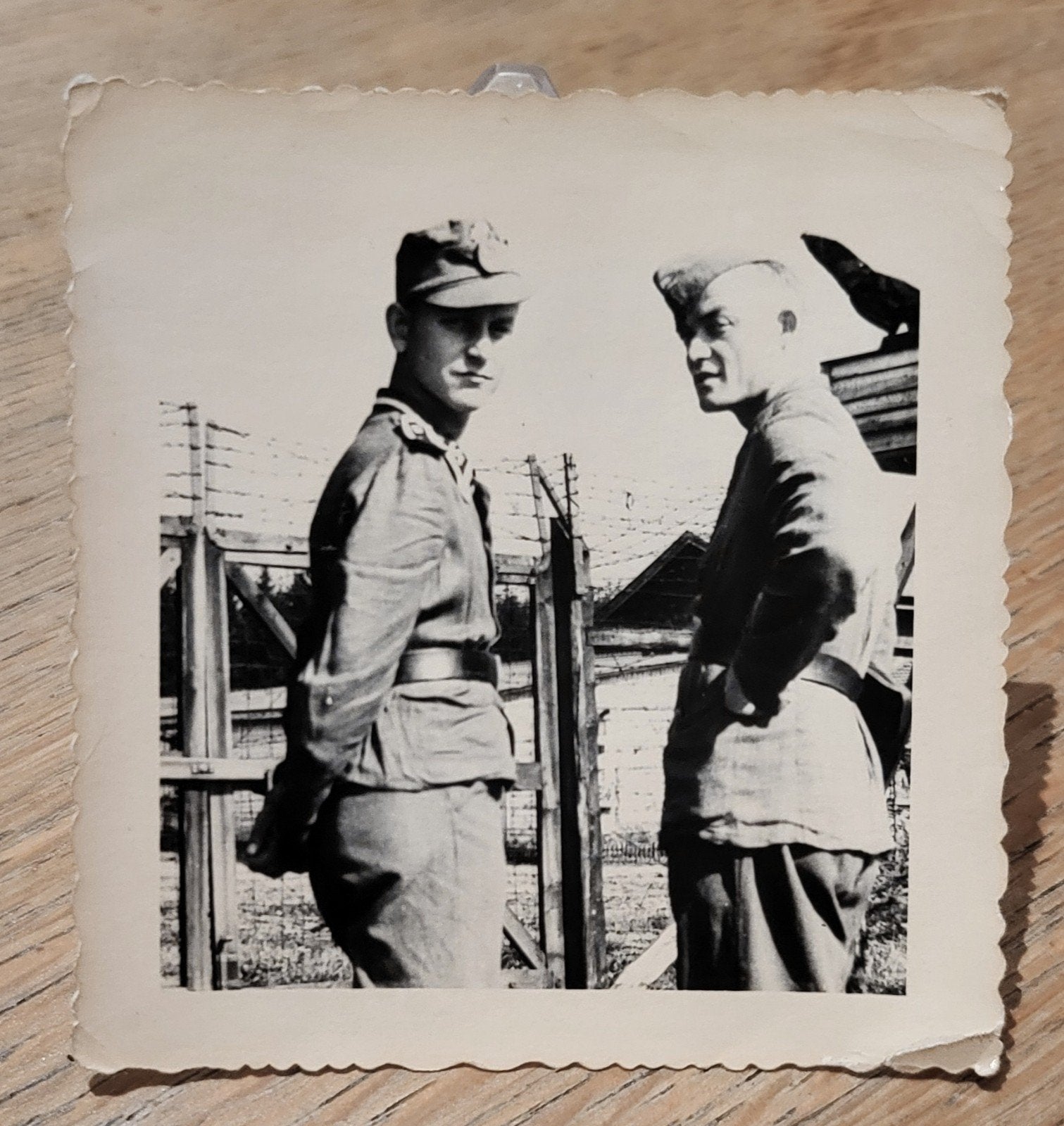 foto van  2 SS ers bij een kamp, Verzamelen, Ophalen of Verzenden, Duitsland, Foto of Poster