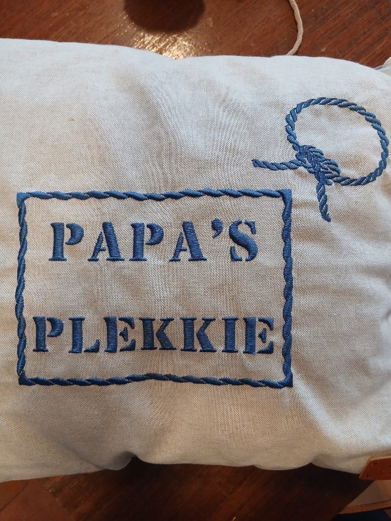 Decoratief kussen 'Papa's Plekkie' met touwdetails, Ophalen of Verzenden, Nieuw, Blauw, Vierkant