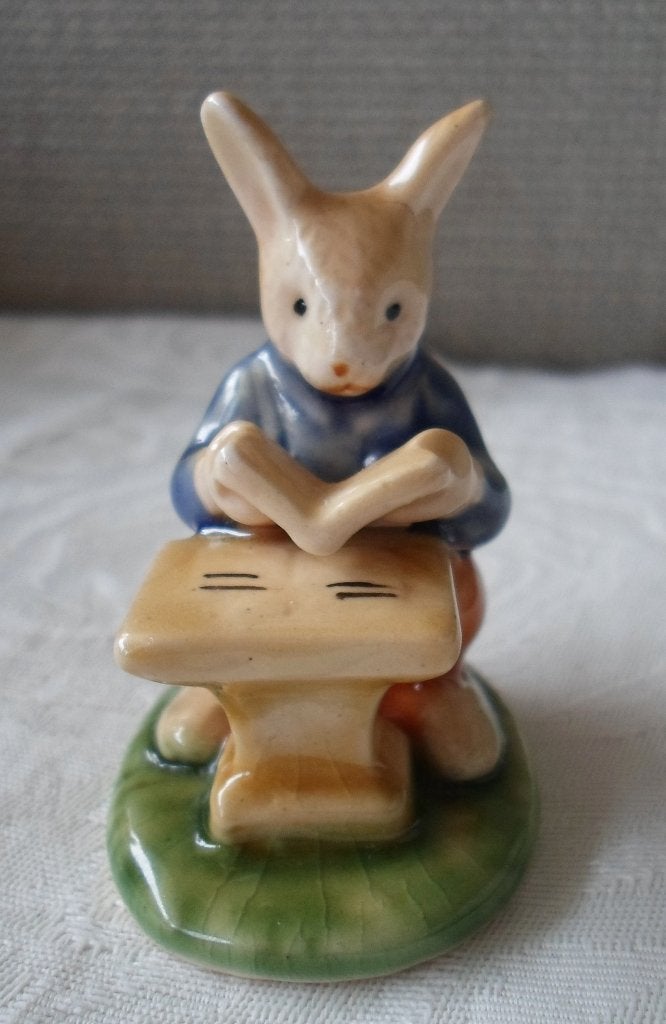 Porseleinen haasje met boek (bunny). Albert Kessler, Verzamelen, Beelden en Beeldjes, Ophalen of Verzenden, Zo goed als nieuw