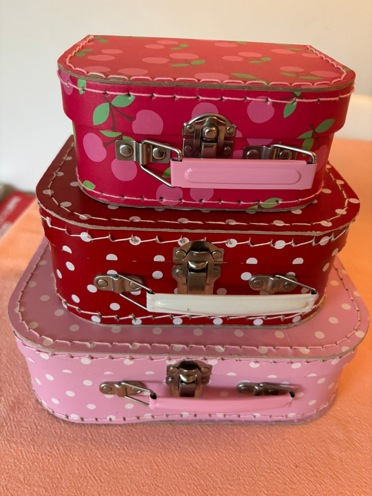 Opberg koffertjes roze rood stippen, Roze, Ophalen of Verzenden, Zo goed als nieuw, Overige typen