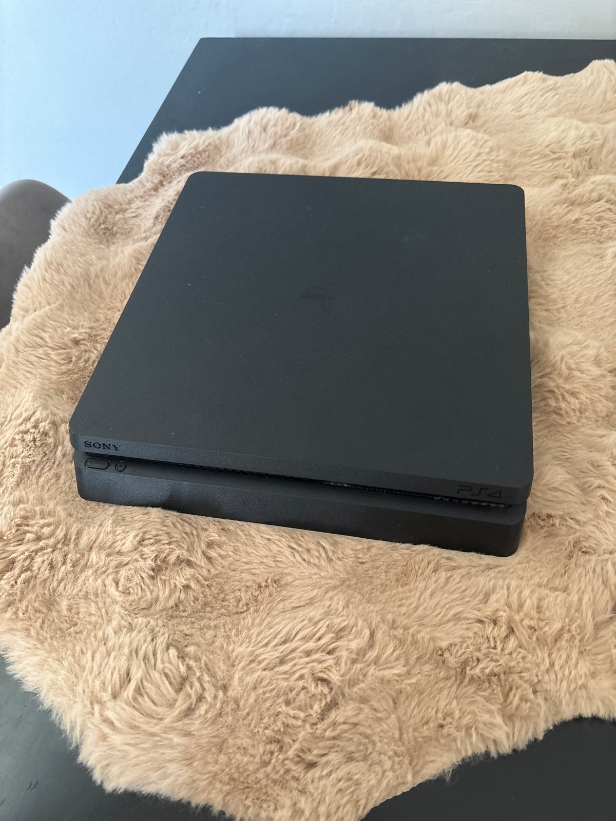 Sony PlayStation 4 Slim 1TB CUH-2116B met 2 controllers, Ophalen, 500 GB, Met 2 controllers, Zo goed als nieuw