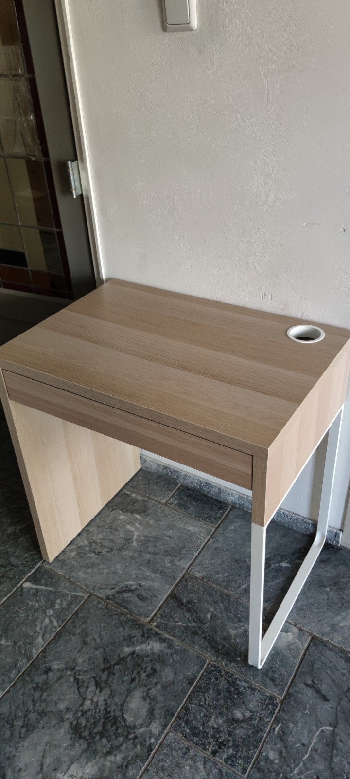Modern bureau met lade en kabeldoorvoer en bureaustoel, Ophalen, Gebruikt, Spaanplaat of MDF, Kabelgoot