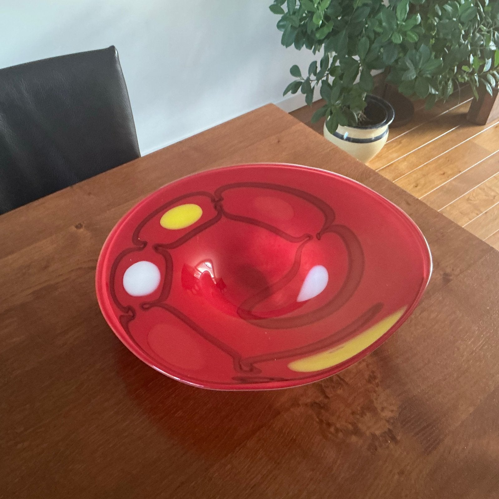 Decoratieve rode glazen schaal met abstract patroon, Ophalen