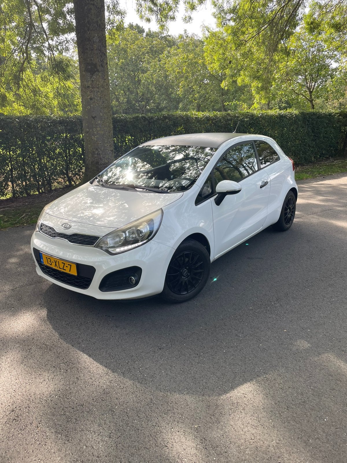 Kia Rio 1.2 I 3DRS 2012 Wit, Dealer onderhouden, 40 €/maand, Zwart, 4 cilinders