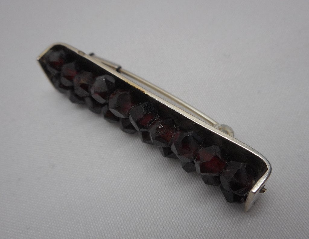 Zilveren antieke broche met granaat nr.905, Verzenden, Zilver, Broche, Met edelsteen