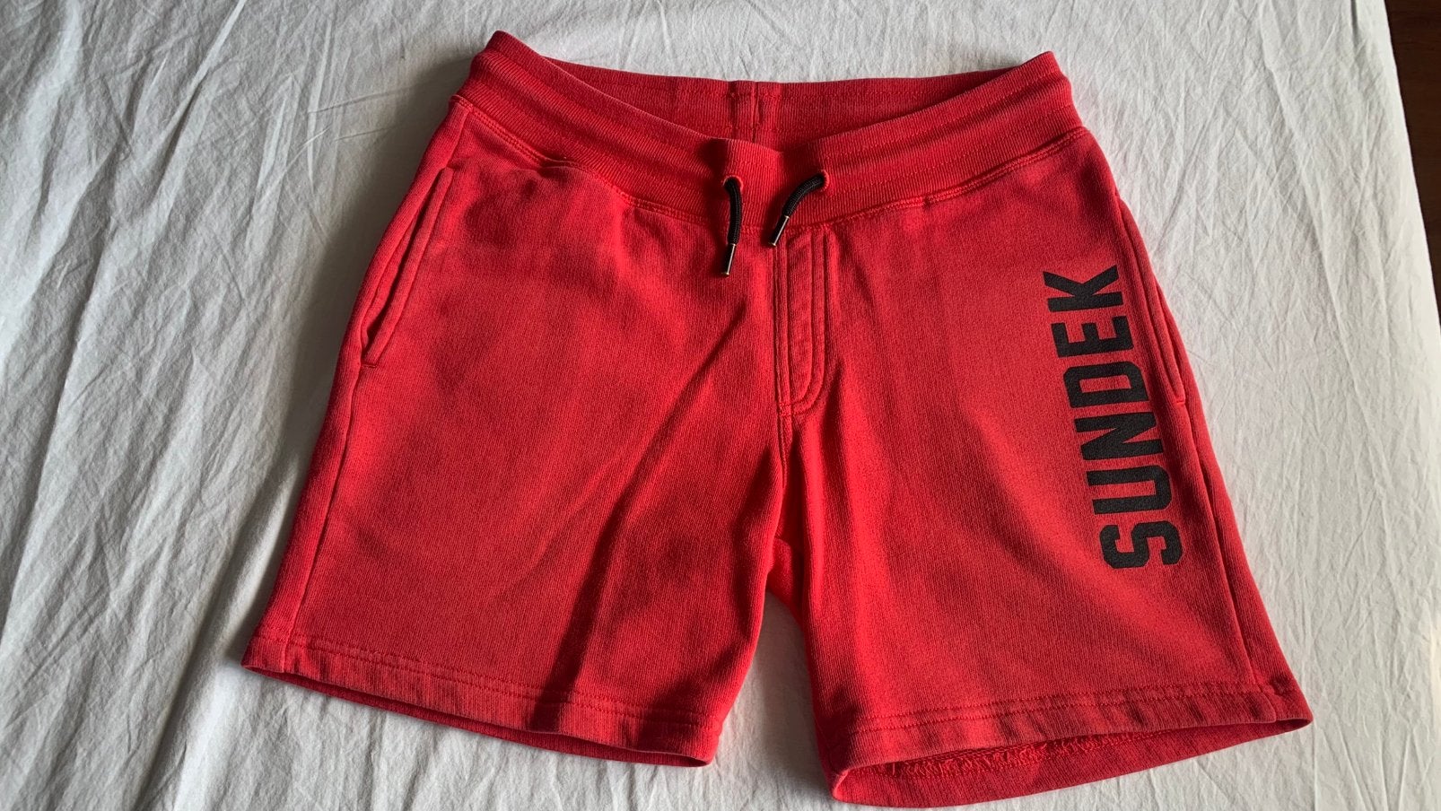 Sundek rode joggingbroek/short voor kinderen, maat 12, Kinderen en Baby's, Ophalen of Verzenden, Zo goed als nieuw, Jongen, Broek