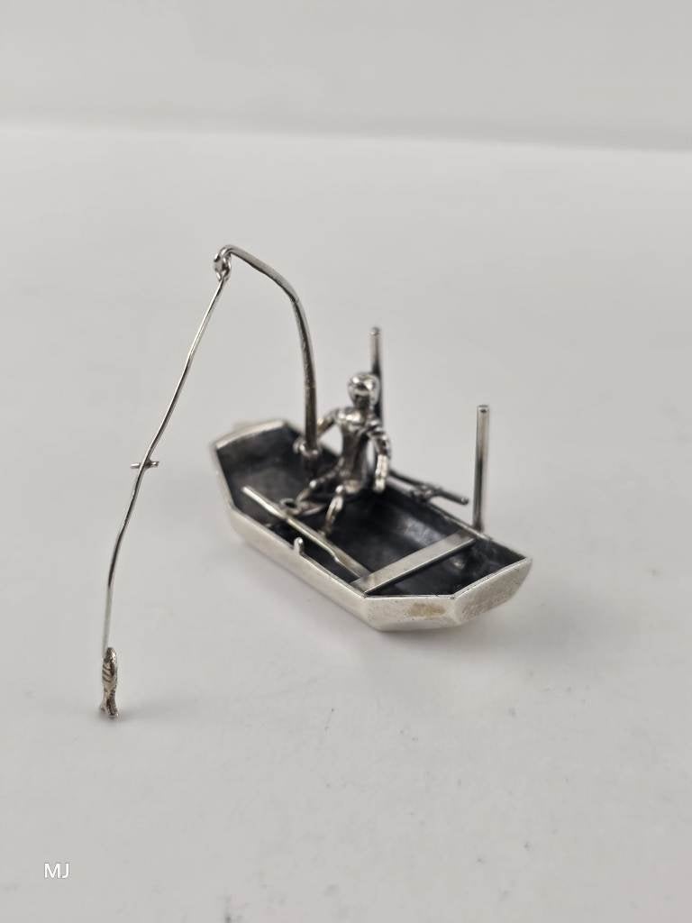 Zilveren miniatuur Visser in bootje                     Z243