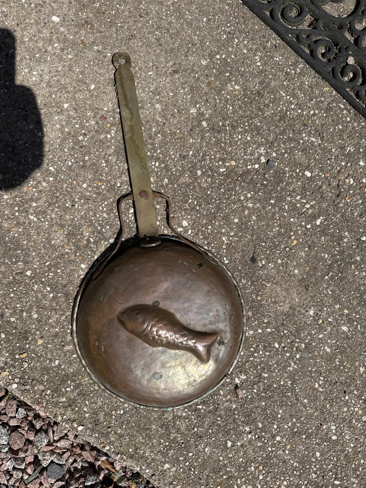 Antieke koperen pan met visreliëf, Antiek en Kunst, Antiek | Keukenbenodigdheden, Ophalen of Verzenden
