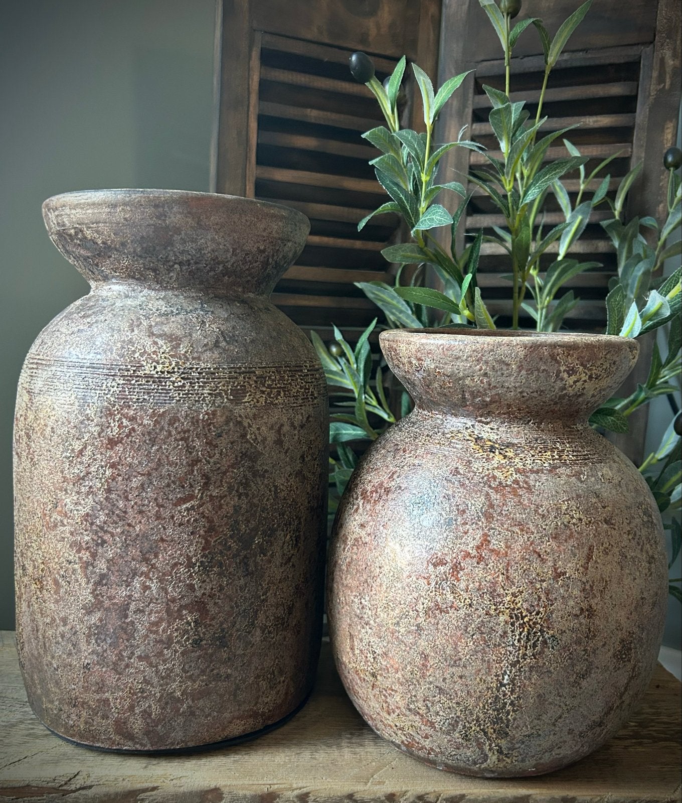 Stoere stenen potten, roodkleurig, 25cm en 31cm hoog, Huis en Inrichting, Woonaccessoires | Vazen, Ophalen, Gebruikt, Met patroon/structuur