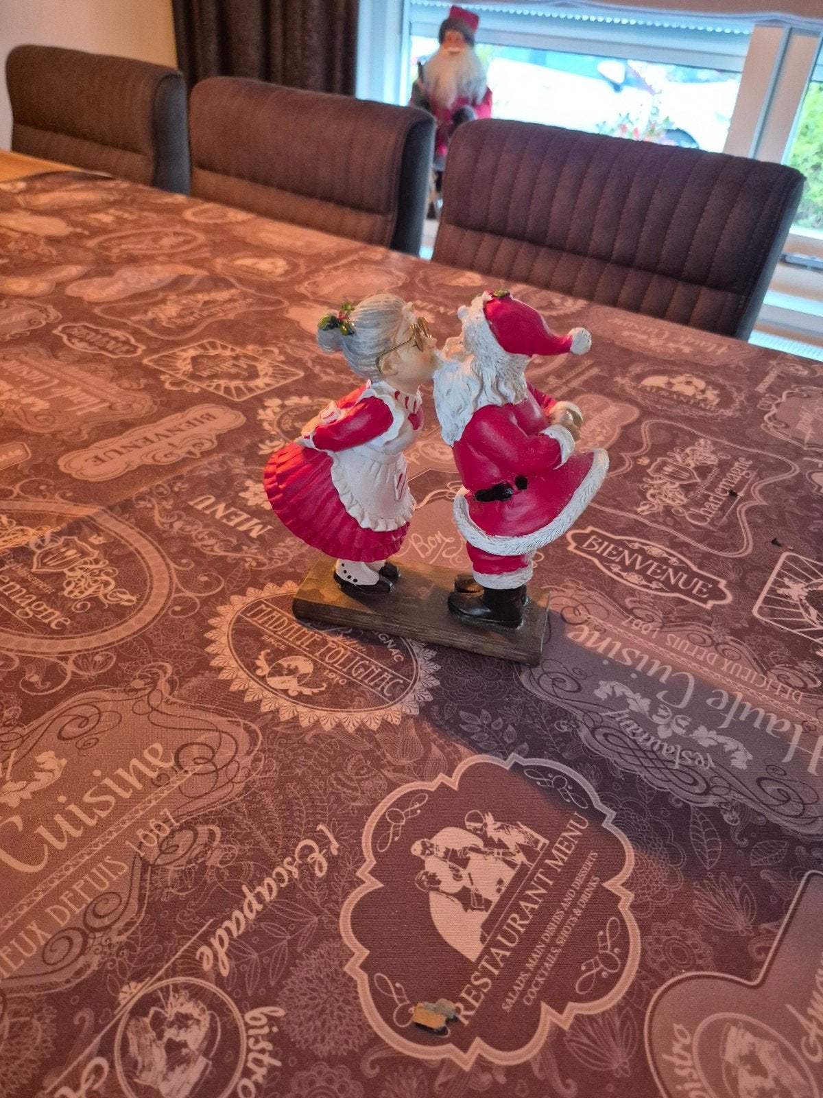 kerstbeeldje kerstman en vrouw kussend, Ophalen, Zo goed als nieuw