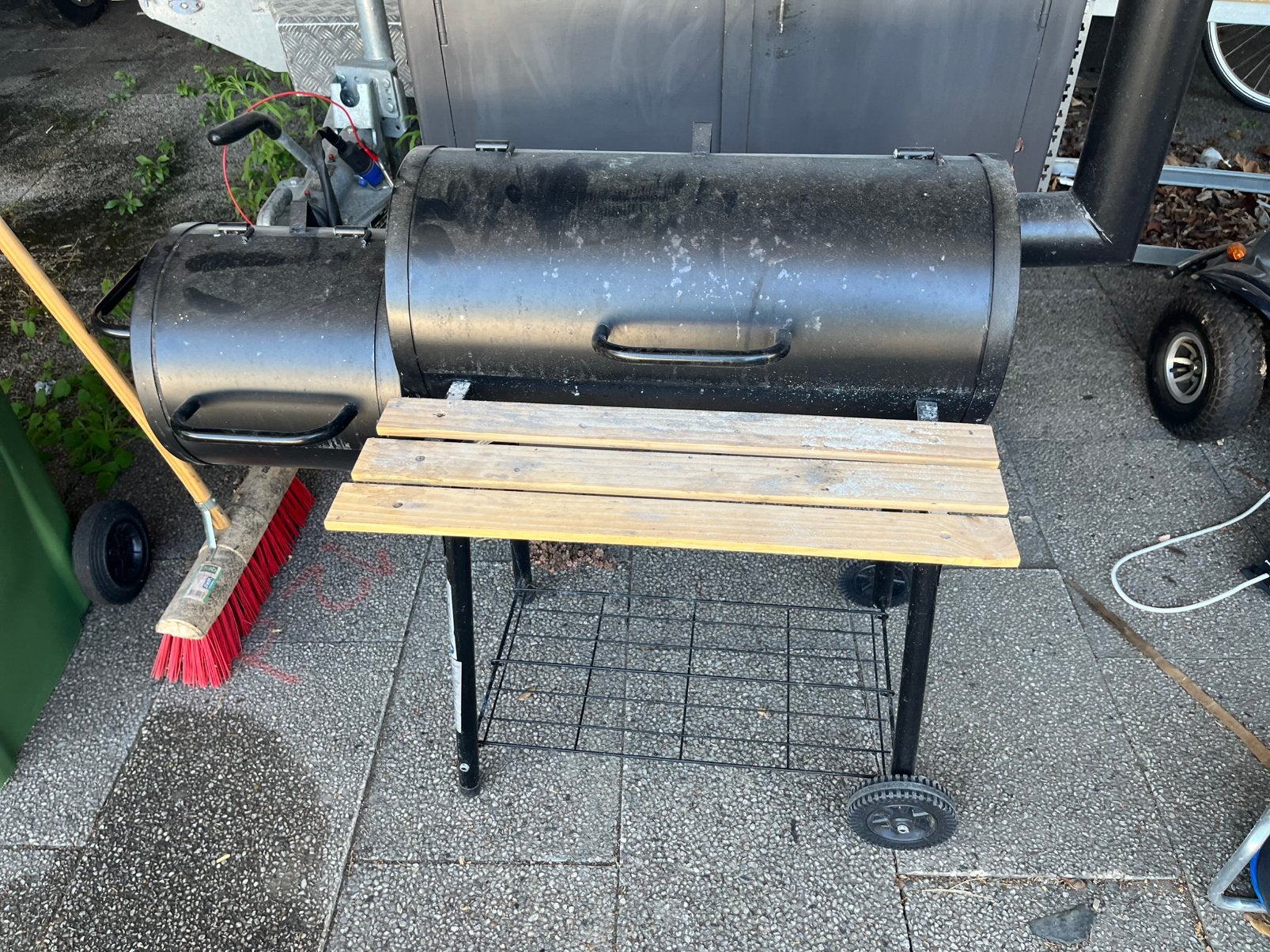 Verrijdbare smoker barbecue in zeer goede staat, Tuin en Terras, Houtskoolbarbecues, Ophalen, Zo goed als nieuw