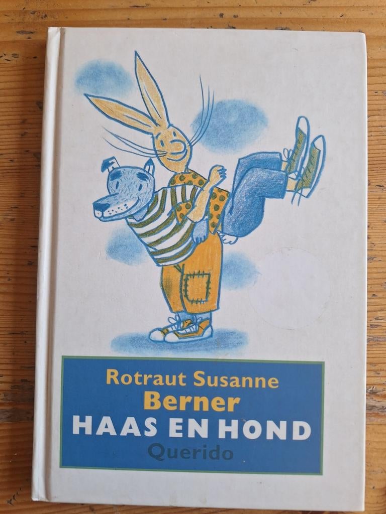 Haas en Hond - Rotraut Susanne Berner (Querido), Ophalen of Verzenden, Zo goed als nieuw, Rotraut Susanne Berner, Fictie algemeen