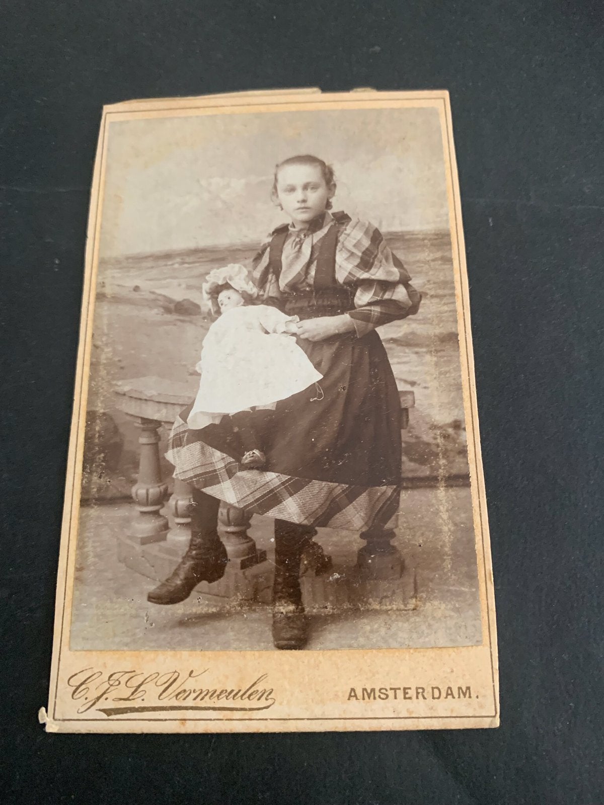 cdv carte de visite meisje pop Amsterdam C J L Vermeulen, Verzenden, Foto, Zo goed als nieuw, Voor 1940