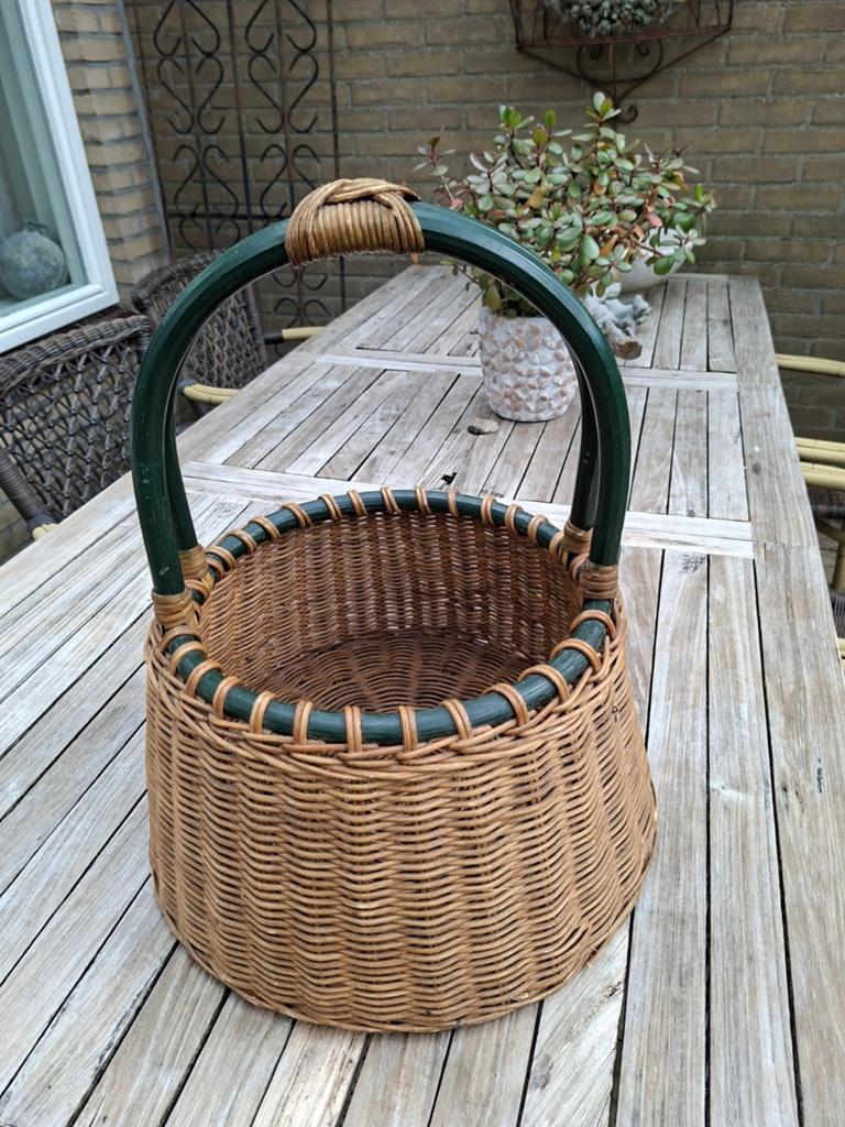 Vintage rieten mand met groen handvat, Ophalen