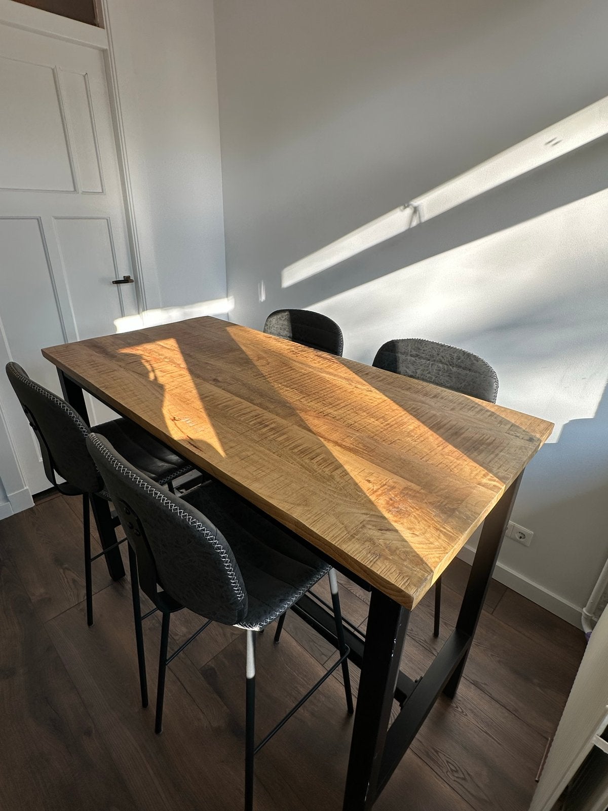 Hoge bartafel met 4 barkrukken - Mangohout & Zwart onderstel, Ophalen, Gebruikt, 100 tot 150 cm, 50 tot 100 cm