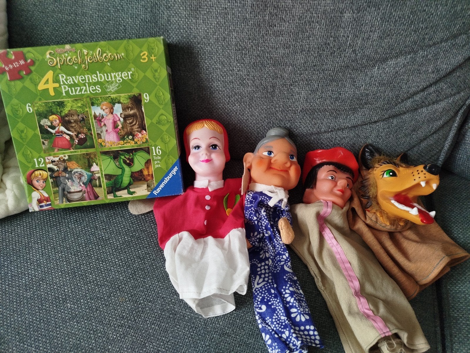 Handpoppen Roodkapje set & 4 Sprookjesboom puzzels, Ophalen of Verzenden, Gebruikt, Jongen of Meisje