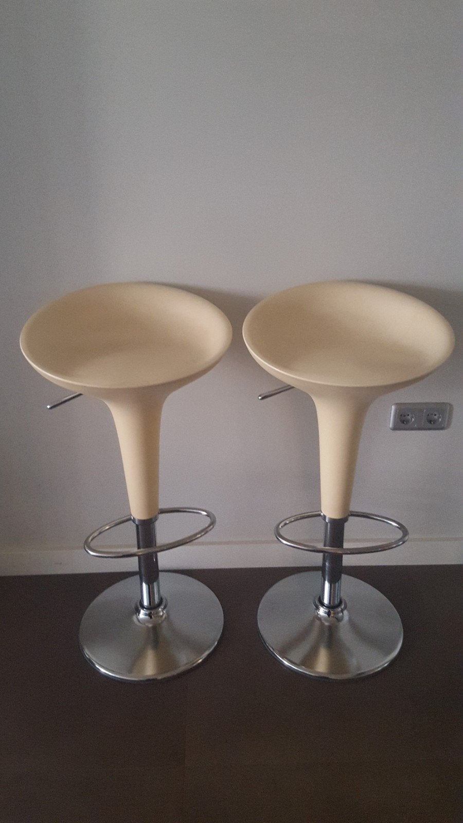 Originele BOMBO barkrukken van MAGIS (ivory en taupe), Huis en Inrichting, Ophalen, 60 tot 90 cm, Zo goed als nieuw, In hoogte verstelbaar