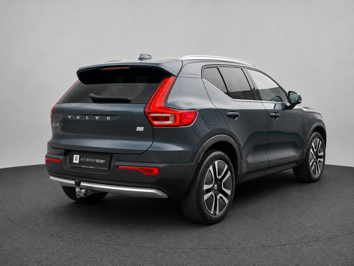 Volvo XC40 1.5 T4 Plug-in hybrid | Pano | Trekhaak | Leer |, Met garantie (alle), Blauw, Bedrijf, Hybride Elektrisch/Benzine