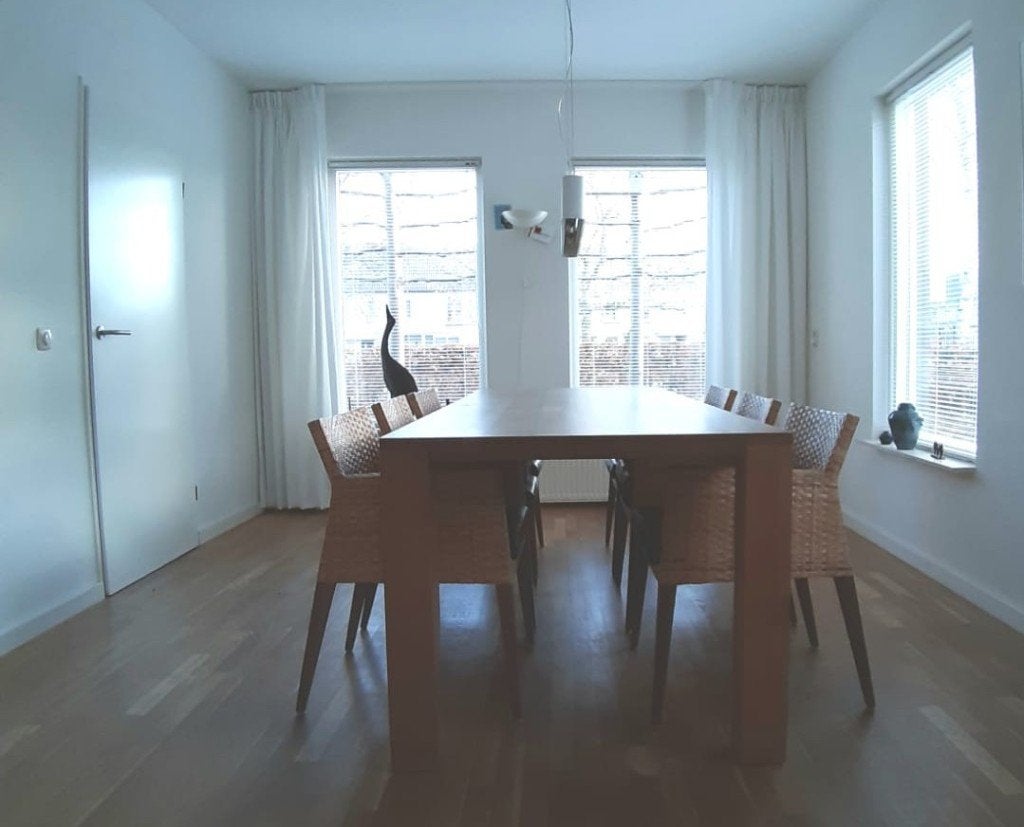 6 stuks unieke eetkamerstoelen, Ophalen, Bruin, Design, strak vormgegeven, Zo goed als nieuw
