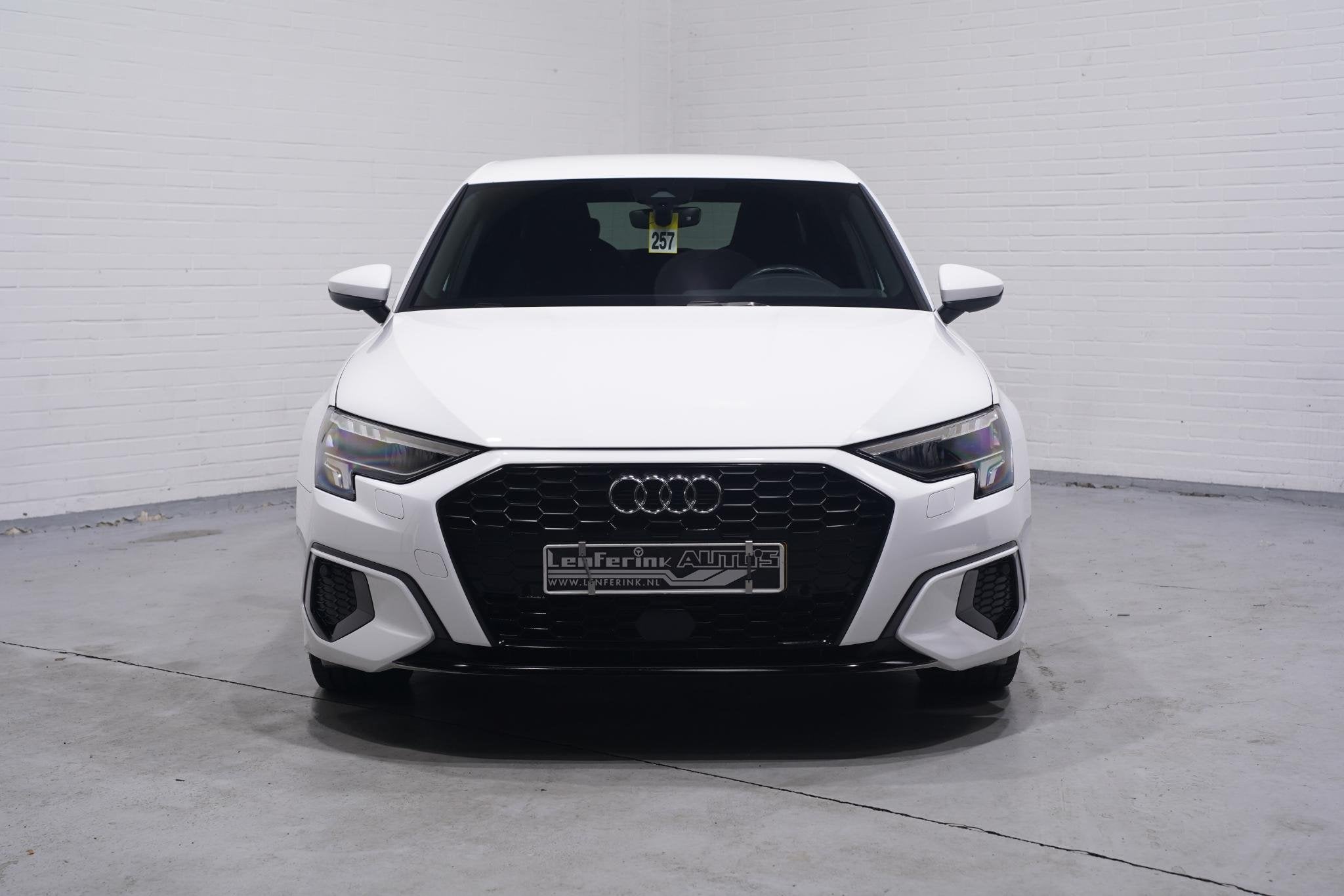 Audi A3 Limousine 35 TFSI Business edition navigatie Apple-c, Auto's, Audi, Stof, 4 cilinders, 150 pk, Wit